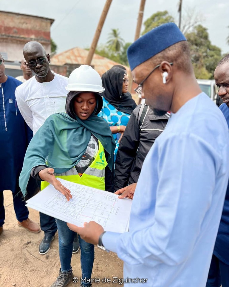 Le Maire Ousmane Sonko a effectué une visite de chantier pour voir l'état d'avancement des travaux de construction du foyer des jeunes de Kansaoudy.