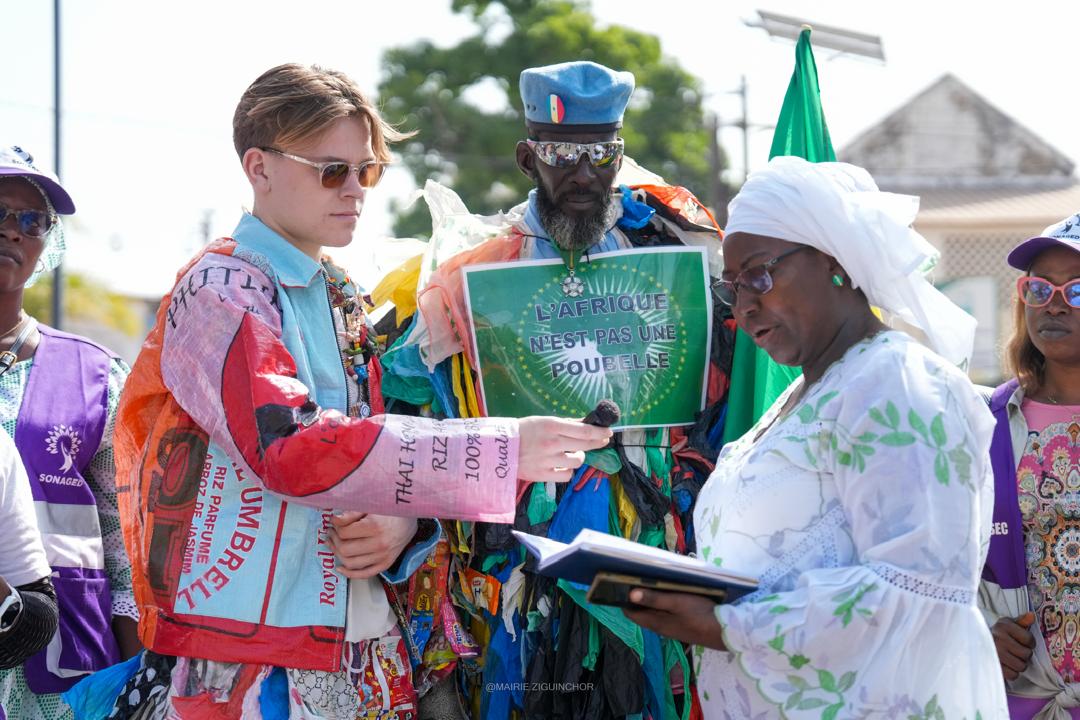 Modou Fall, communément appelé « l’homme plastique »